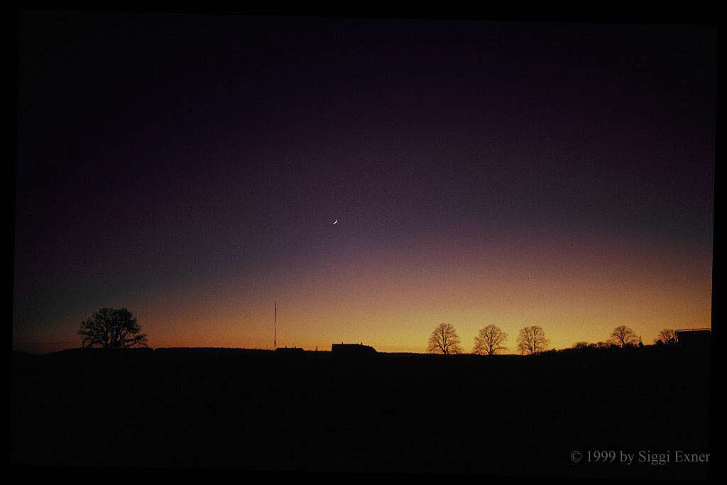 Sonnenuntergang mit Mondsichel